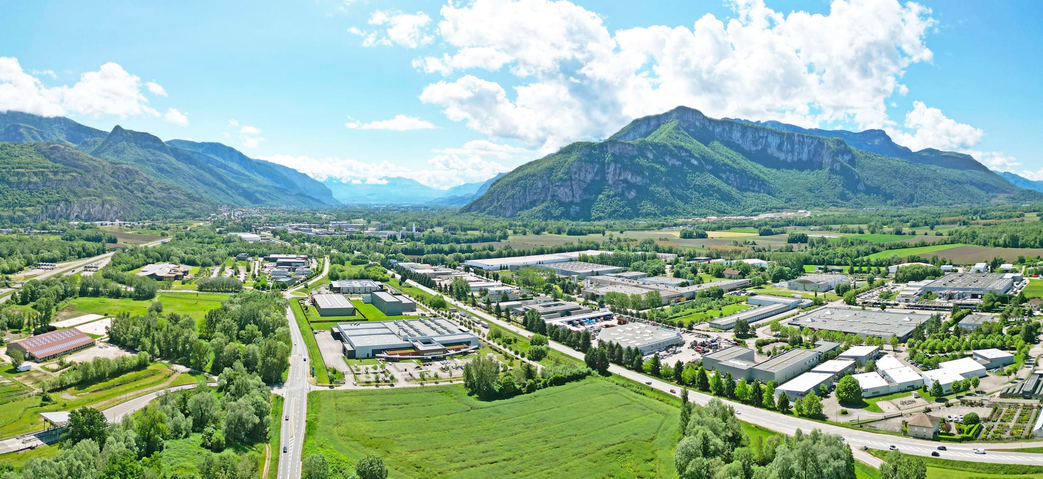 vue aerienne de la zone d'activité centr'alp avec chaine montagnes à l'horizon